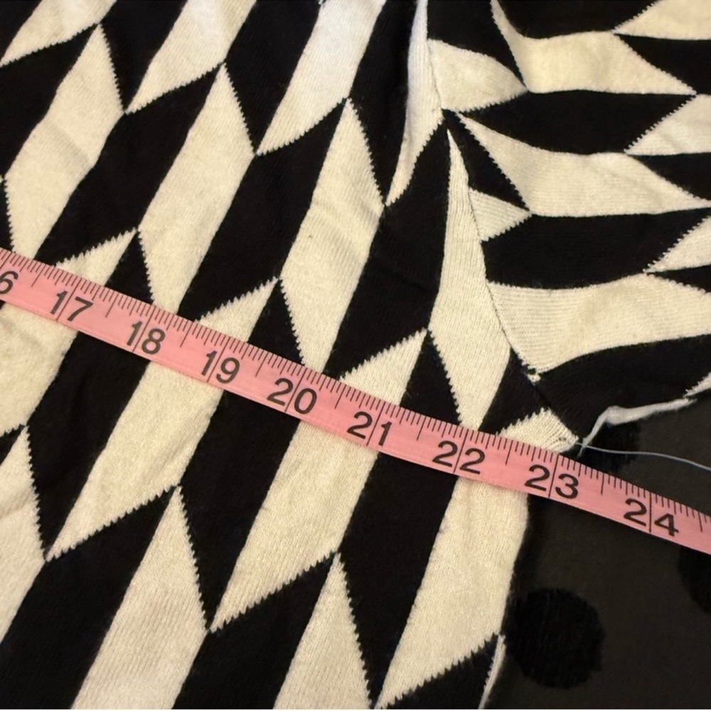 Charie Collette Black White Geometric Sweater NWT - Picture 5 of 6